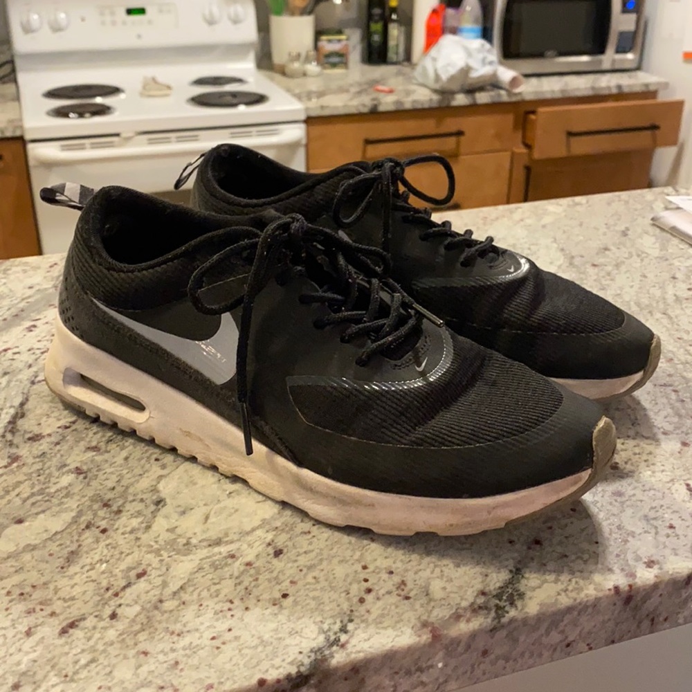 Nike black tennis shoes